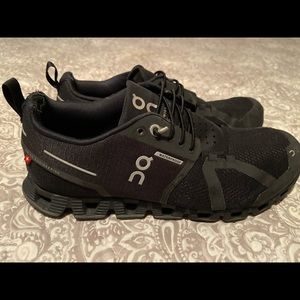 On Cloud X waterproof shoes, gently worn in great condition size 7.5